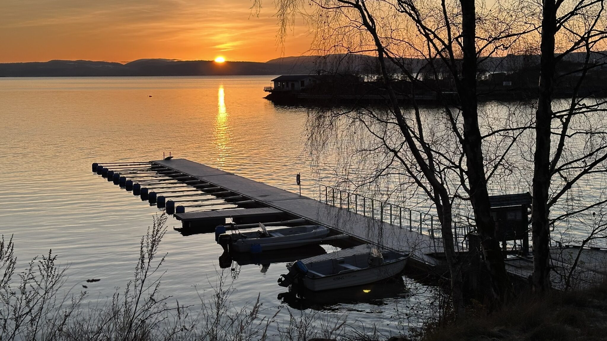 Ny flytebrygge på Alværn Småbåthavn